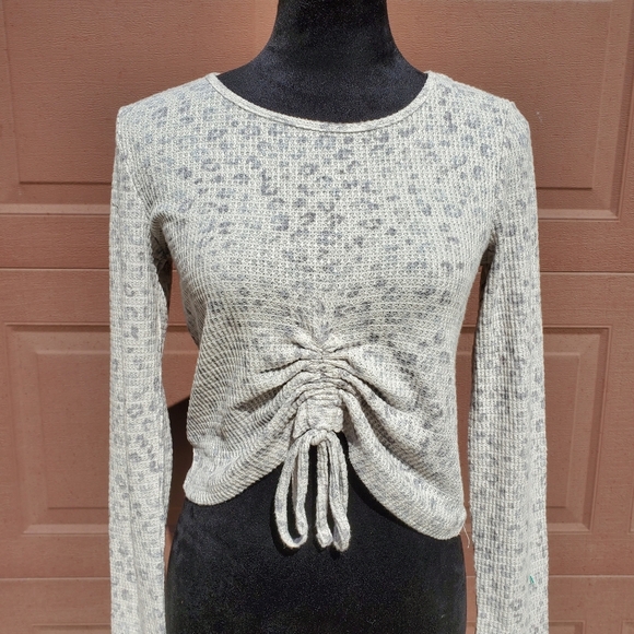 NWT Cozie by Pink Rose White Gray Leopard Print Drawstring Crop Top Size Small - Picture 3 of 15